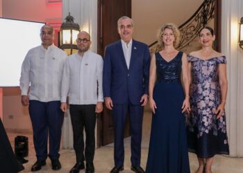 Abinader y primera dama participan en la celebración de la Fiesta Nacional de Francia