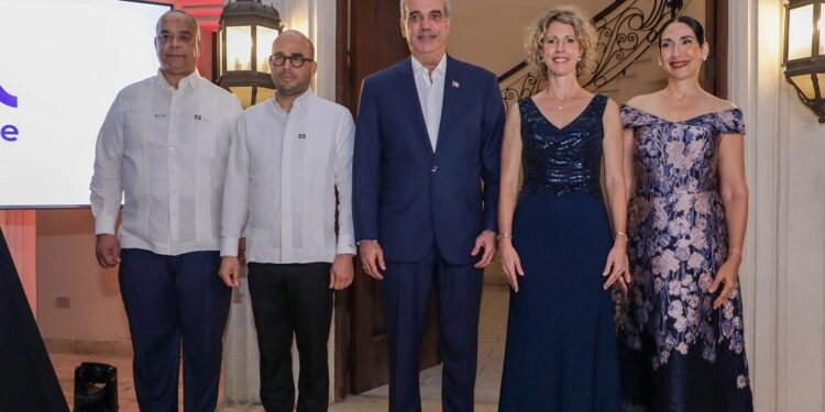 Abinader y primera dama participan en la celebración de la Fiesta Nacional de Francia