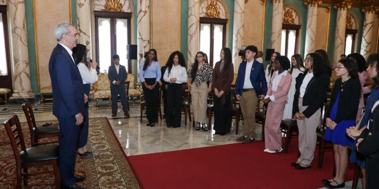 Abinader recibe a estudiantes de origen dominicano destacados en el extranjero