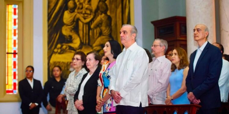 Luis Abinader realiza misa