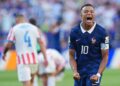 Kylian Mbappé, de Francia, anota su 19º gol en un Mundial, a solo uno de su rival por la Bota de Oro, Messi