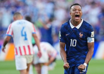 Kylian Mbappé, de Francia, anota su 19º gol en un Mundial, a solo uno de su rival por la Bota de Oro, Messi