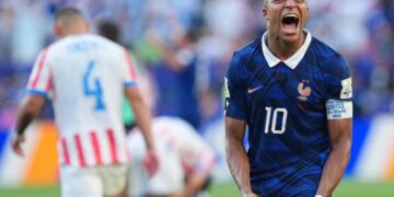 Kylian Mbappé, de Francia, anota su 19º gol en un Mundial, a solo uno de su rival por la Bota de Oro, Messi