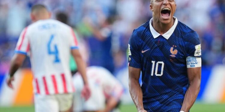 Kylian Mbappé, de Francia, anota su 19º gol en un Mundial, a solo uno de su rival por la Bota de Oro, Messi
