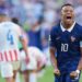 Kylian Mbappé, de Francia, anota su 19º gol en un Mundial, a solo uno de su rival por la Bota de Oro, Messi
