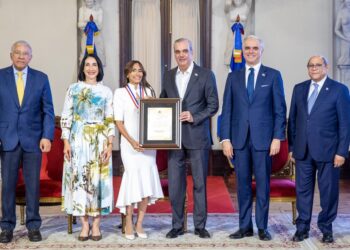 Presidente Abinader entrega Medalla al Mérito Magisterial 2026