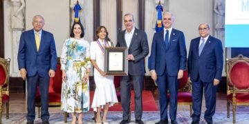 Presidente Abinader entrega Medalla al Mérito Magisterial 2026