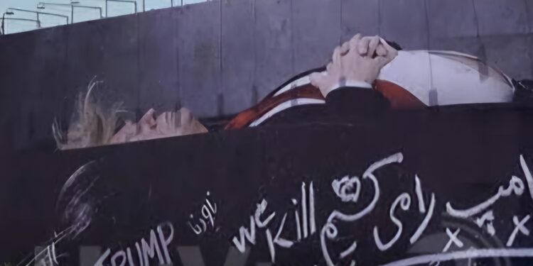 «Matamos a Trump»: Irán pinta mural del presidente estadounidense en un ataúd en su plaza principal