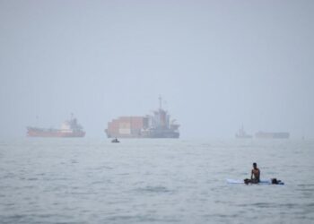 EEUU e Irán intercambian ataques mientras se desvanecen esperanzas de una salida rápida al conflicto