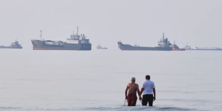 Productores de petróleo de Oriente Medio aceleran planes para evitar el estrecho de Ormuz