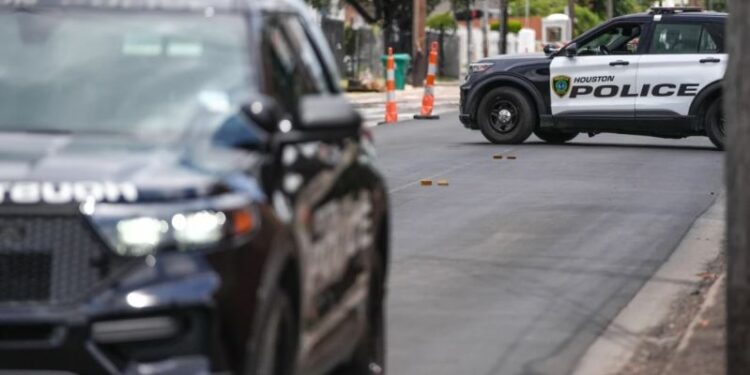 Agente del ICE mata a tiros a un ciudadano mexicano durante operativo en Texas, dicen autoridades