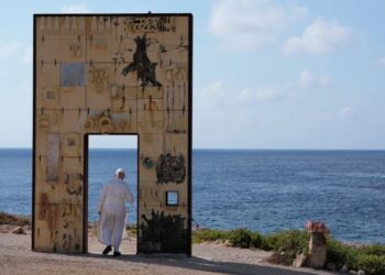 El papa León visita Lampedusa y reza por los migrantes muertos