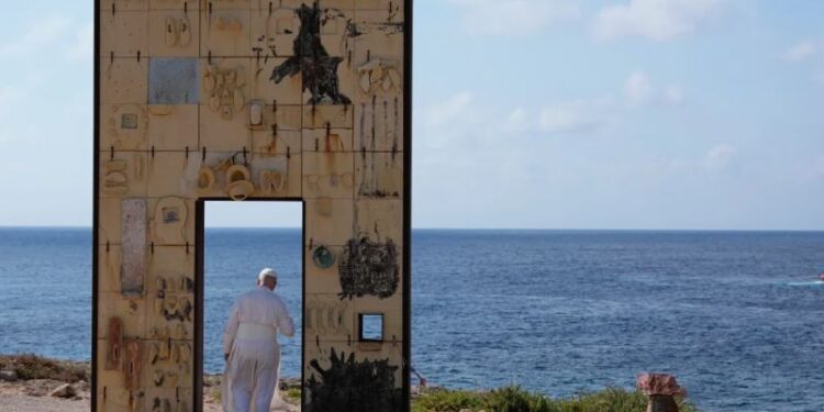 El papa León visita Lampedusa y reza por los migrantes muertos