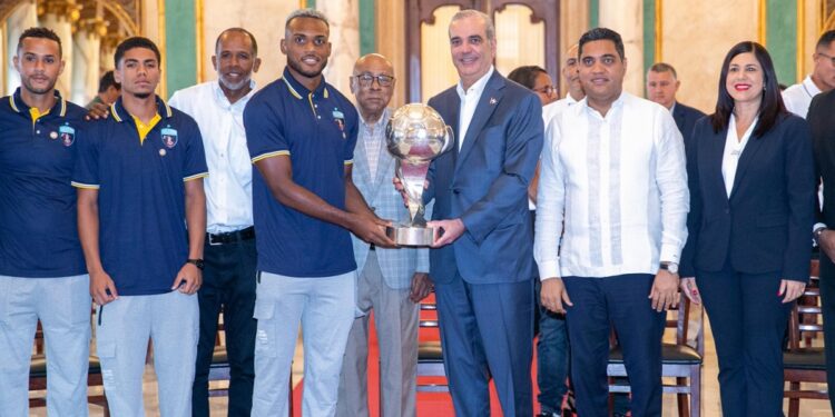 Presidente Abinader recibe en el Palacio Nacional al Salcedo Fútbol Club