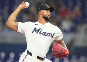 Alcántara lanza 7 sólidas entradas, Stowers pega jonrón y Marlins superan 1-0 a Filis