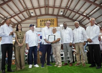 Presidente Abinader entrega 400 certificados de títulos de propiedad en Pepillo Salcedo