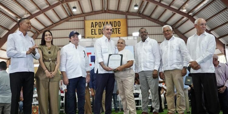 Presidente Abinader entrega 400 certificados de títulos de propiedad en Pepillo Salcedo