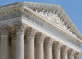 Supremo mantiene multa de $800 diarios a exreportero de Fox News