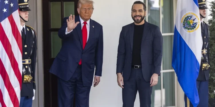 Trump recibe a Bukele tras aval para buscar un tercer mandato