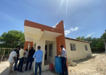 Senador entrega vivienda reconstruida a familia afectada por incendio en Elías Piña