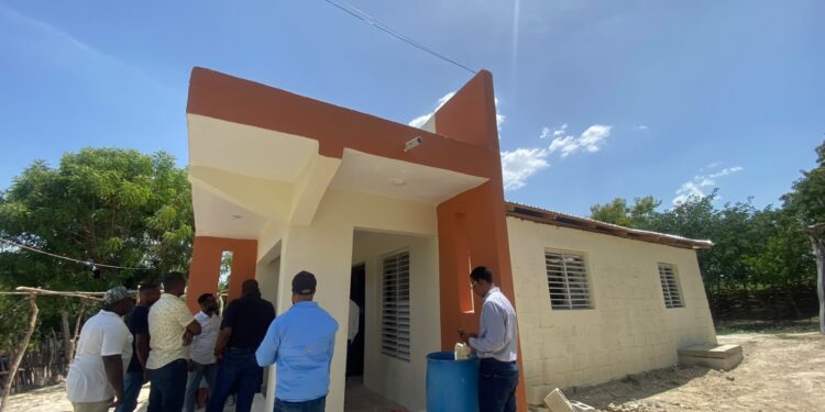 Senador entrega vivienda reconstruida a familia afectada por incendio en Elías Piña