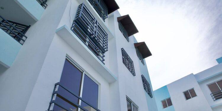 Presidente Abinader entrega 112 apartamentos en Boca Chica
