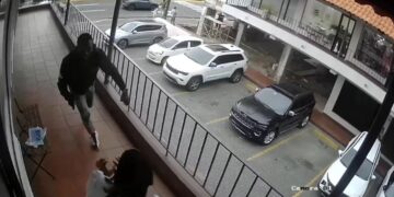 Mujer fallece tras ser alcanzada por bala durante ataque en plaza de Naco