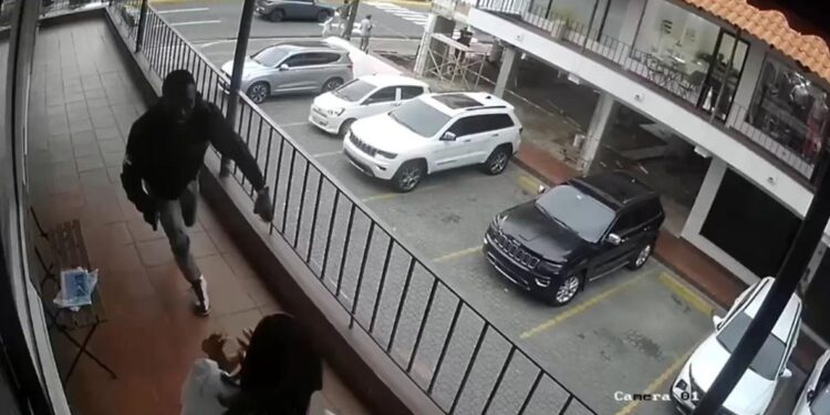 Mujer fallece tras ser alcanzada por bala durante ataque en plaza de Naco