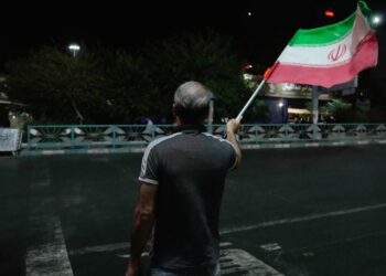 EEUU ataca a Irán por impacto en barco en Ormuz; Teherán responde atacando a estados árabes
