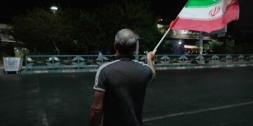EEUU ataca a Irán por impacto en barco en Ormuz; Teherán responde atacando a estados árabes