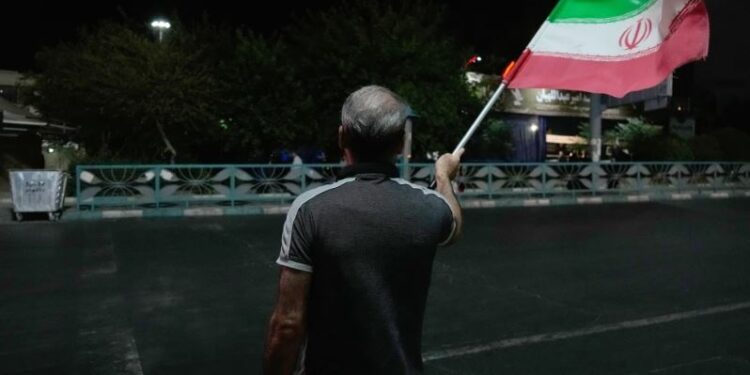 EEUU ataca a Irán por impacto en barco en Ormuz; Teherán responde atacando a estados árabes