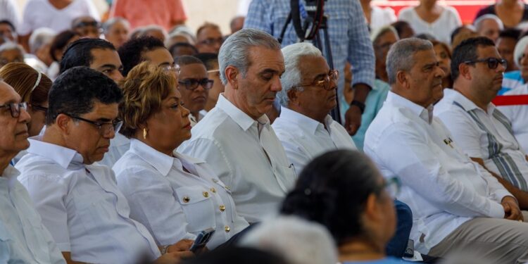 Abinader entrega 1,000 títulos de propiedad en Los Frailes de Santo Domingo Este