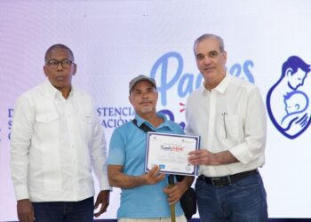 Abinader encabeza reconocimiento a miles de padres dominicanos en jornada de DASAC “Padres que Protegen”