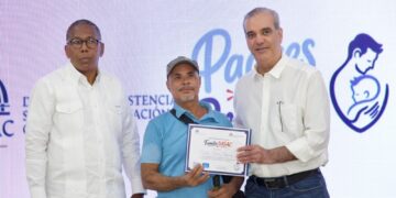 Abinader encabeza reconocimiento a miles de padres dominicanos en jornada de DASAC “Padres que Protegen”