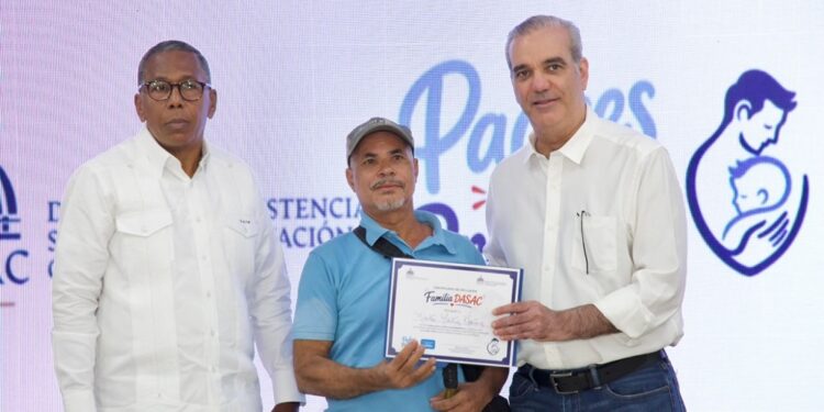 Abinader encabeza reconocimiento a miles de padres dominicanos en jornada de DASAC “Padres que Protegen”