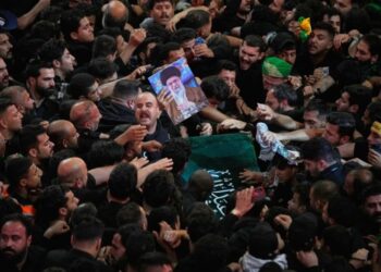 Intercambio de fuego entre EEUU e Irán en todo Oriente Medio amenaza tregua provisional