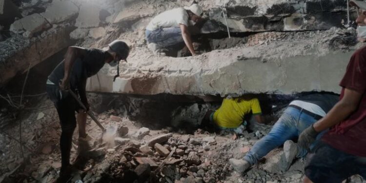 Remoción de escombros transcurre con precaución en Venezuela, mientras sube cifra de muertos a 4.333