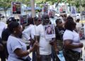 Familiares de hombre fallecido tras permanecer detenido protestan frente a la Procuraduría y exigen investigación