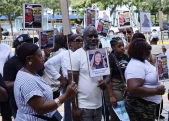 Familiares de hombre fallecido tras permanecer detenido protestan frente a la Procuraduría y exigen investigación