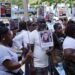 Familiares de hombre fallecido tras permanecer detenido protestan frente a la Procuraduría y exigen investigación