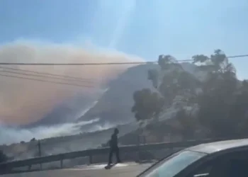 Un tercer bombero muere en los incendios forestales que no dan tregua en Grecia