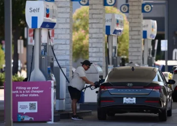 El petróleo de Texas sube un 6,6 %, hasta 84 dólares, tras avanzar Trump que atacará Irán