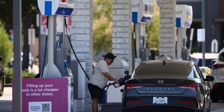 El petróleo de Texas sube un 6,6 %, hasta 84 dólares, tras avanzar Trump que atacará Irán