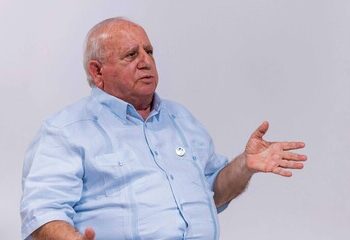 Fadul, cuestionado por sus títulos, prepara estudios sobre su método para el autismo