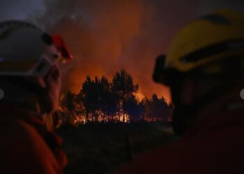 Francia lucha contra un megaincendio y tres bomberos mueren en Grecia