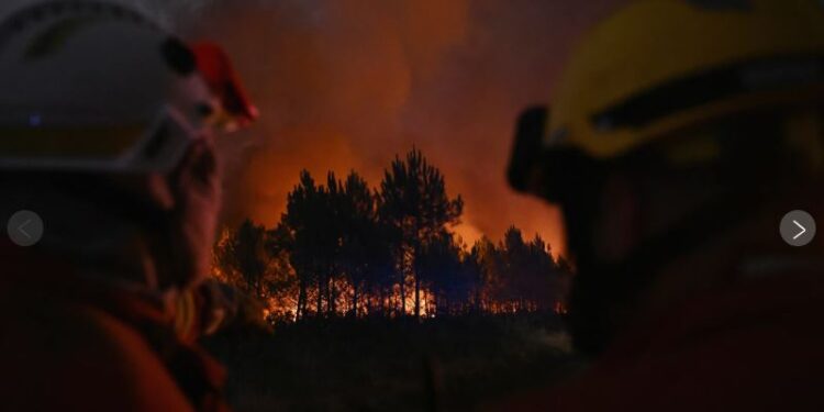 Francia lucha contra un megaincendio y tres bomberos mueren en Grecia
