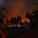 Francia lucha contra un megaincendio y tres bomberos mueren en Grecia