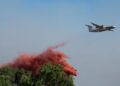 Más de 200.000 personas huyen de incendios forestales en Francia y España; algunas escapan en barco