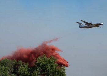 Más de 200.000 personas huyen de incendios forestales en Francia y España; algunas escapan en barco