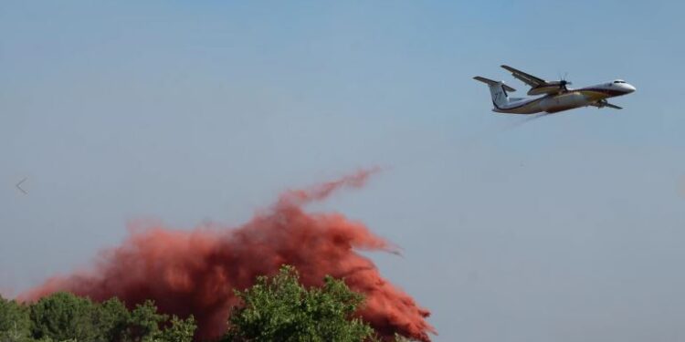 Más de 200.000 personas huyen de incendios forestales en Francia y España; algunas escapan en barco